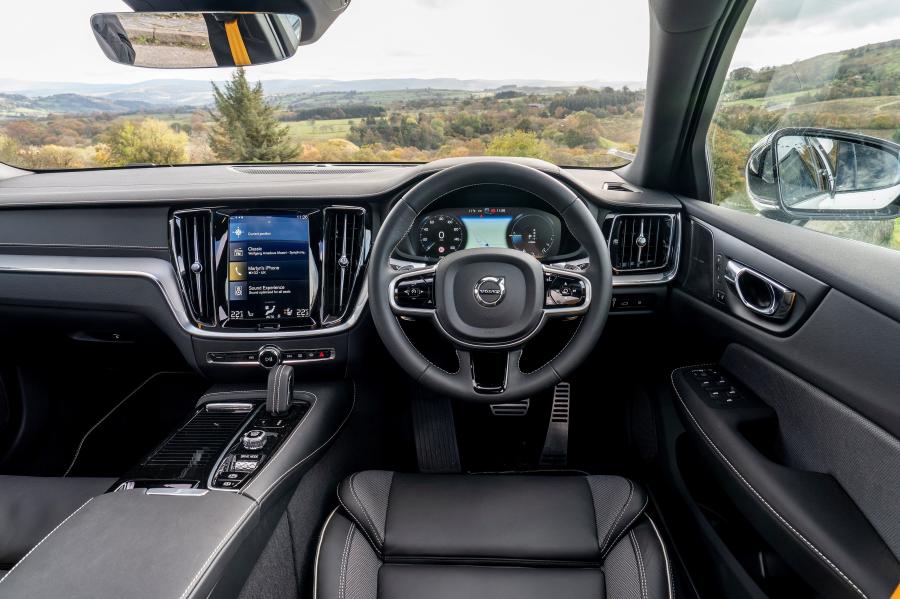 Торпедо Volvo V60 T8 Polestar Engineered 2019 года  (UK) (фото 9 из 40)
